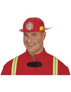 Casco pompiere rosso con stemma e visiera gialla indossato da uomo sorridente per travestimenti 2
