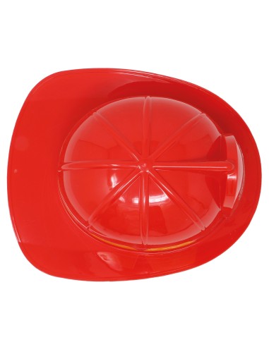 Casco pompiere rosso con stemma e visiera gialla indossato da uomo sorridente per travestimenti
