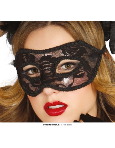 Maschera sexy nera in pizzo con elastico indossata da donna con capelli biondi e rossetto rosso