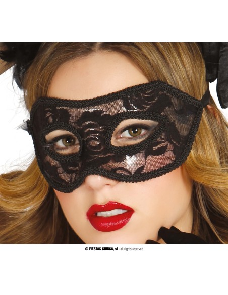 Maschera sexy nera in pizzo con elastico indossata da donna con capelli biondi e rossetto rosso