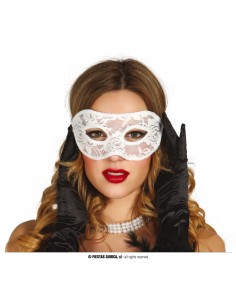 Maschera sexy in pizzo bianco indossata da donna con capelli castani e rossetto rosso