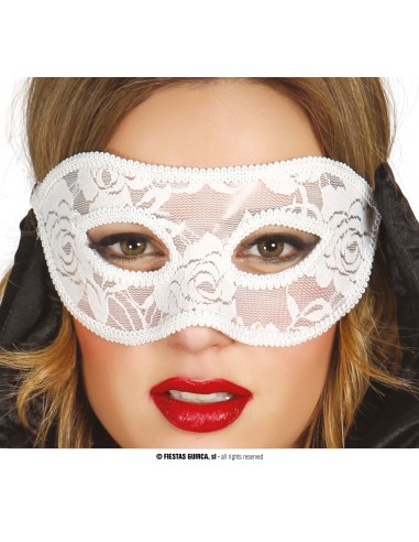 Maschera sexy in pizzo bianco indossata da donna con capelli castani e rossetto rosso