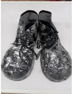 Scarpe clown steampunk argentate con decorazioni metalliche e ingranaggi per costume