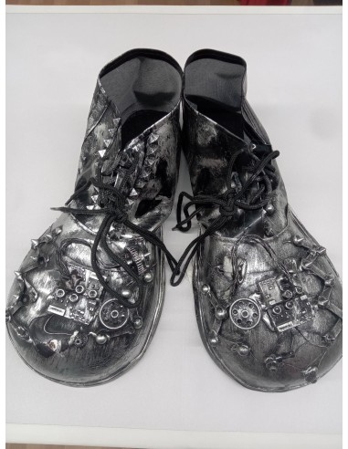 Scarpe clown steampunk argentate con decorazioni metalliche e ingranaggi per costume