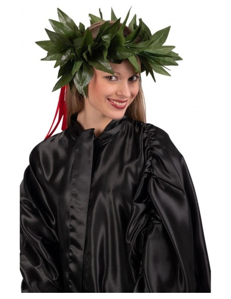 Corona alloro verde con nastro rosso per cerimonia laurea donna che indossa toga nera