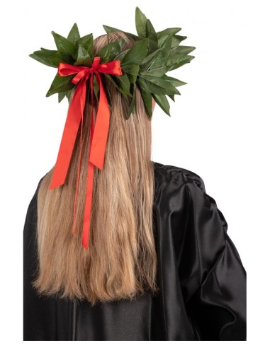 Corona alloro verde con nastro rosso per cerimonia laurea donna che indossa toga nera