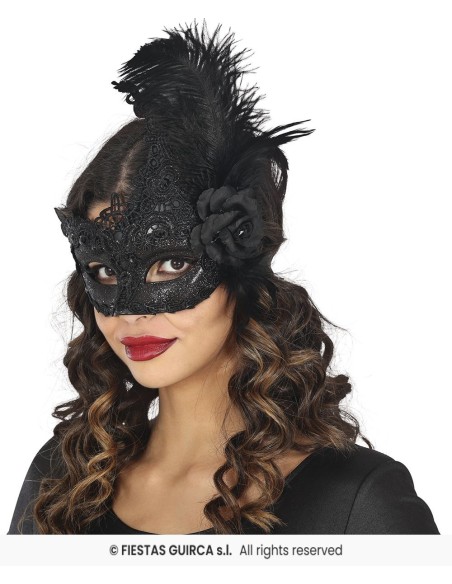 Maschera veneziana nera con piume e glitter indossata da donna con capelli ricci