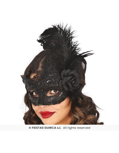 Maschera veneziana nera con piume e glitter indossata da donna con capelli ricci