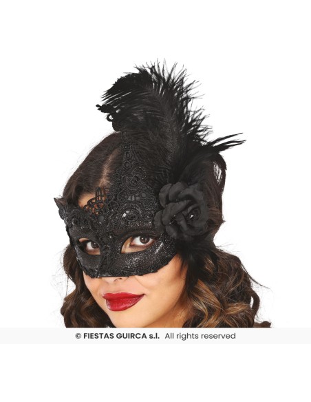 Maschera veneziana nera con piume e glitter indossata da donna con capelli ricci
