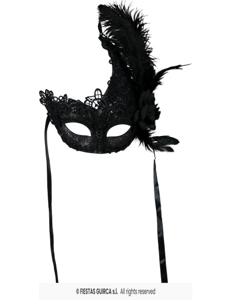Maschera veneziana nera con piume e glitter indossata da donna con capelli ricci