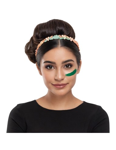 Tubetto trucco crema verde scuro per makeup carnevale Halloween con applicazione su viso donna