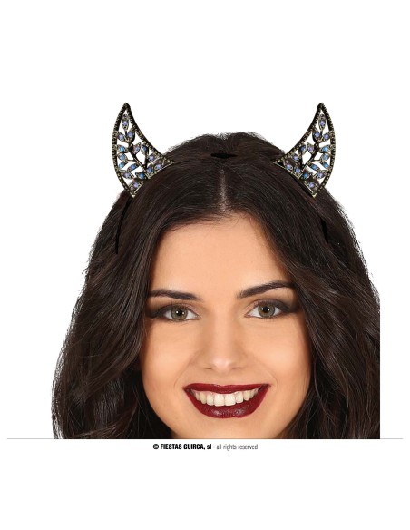 Cerchietto con corna in metallo traforato nero indossato da donna per costume Halloween demoniaco