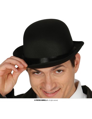 Bombetta nera in raso indossata, cappello classico vittoriano per costumi eleganti e look retrò vintage