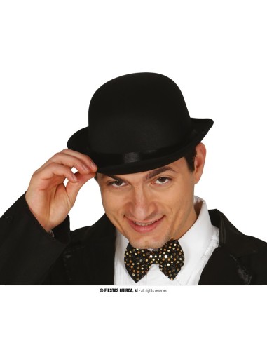 Bombetta nera in raso indossata, cappello classico vittoriano per costumi eleganti e look retrò vintage