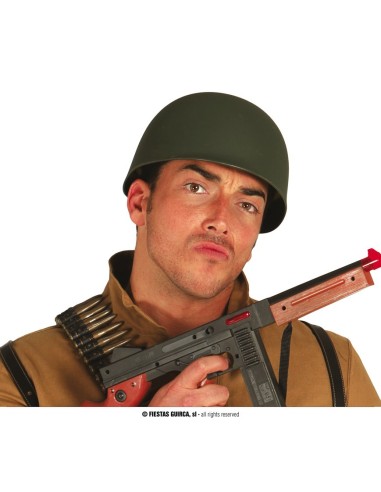 Elmetto militare americano verde indossato da uomo in costume da soldato con mimetica