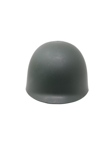 Elmetto militare americano verde indossato da uomo in costume da soldato con mimetica