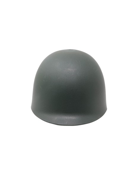 Elmetto militare americano verde indossato da uomo in costume da soldato con mimetica