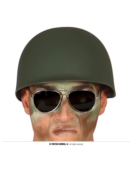 Elmetto militare americano verde indossato da uomo in costume da soldato con mimetica