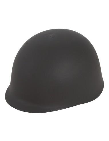 Elmetto militare americano verde indossato da uomo in costume da soldato con mimetica