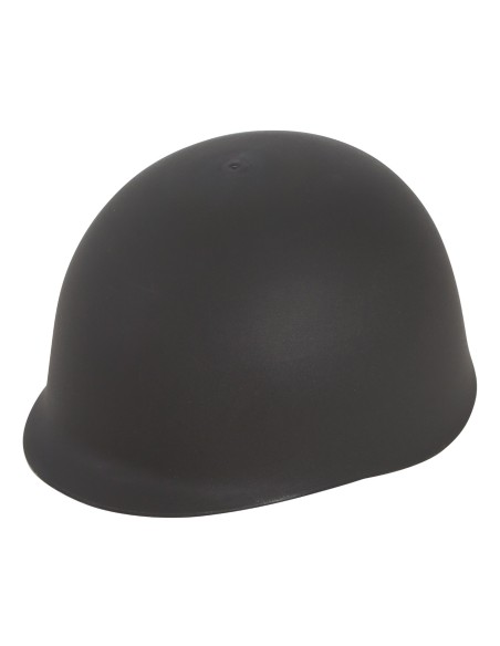 Elmetto militare americano verde indossato da uomo in costume da soldato con mimetica