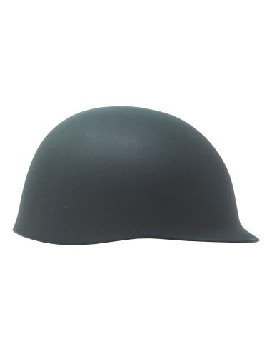 Elmetto militare americano verde indossato da uomo in costume da soldato con mimetica