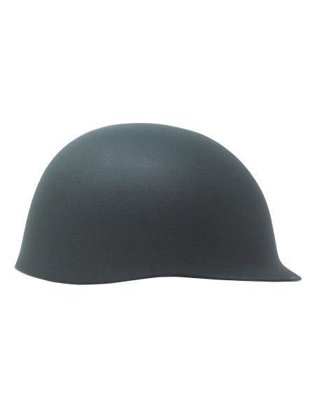 Elmetto militare americano verde indossato da uomo in costume da soldato con mimetica