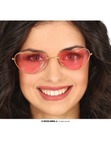 Occhiali a forma di cuore con lenti rosse sfumate e montatura dorata indossati da donna sorridente