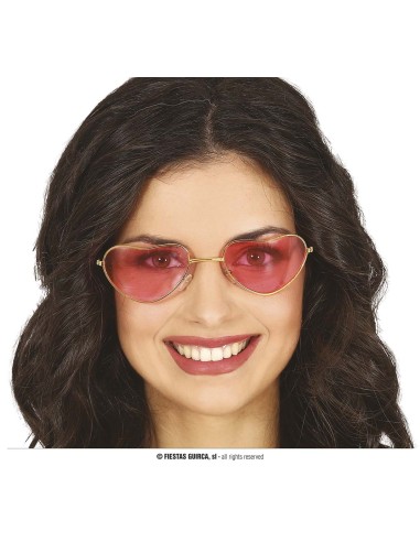 Occhiali a forma di cuore con lenti rosse sfumate e montatura dorata indossati da donna sorridente