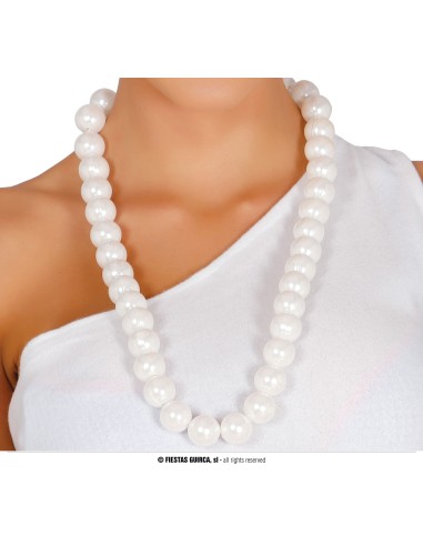 Collana di perle bianche grandi indossata su costume elegante per feste vintage e travestimenti d'epoca