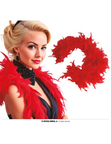 Donna con boa di piume rosse voluminoso e accessori glamour per feste