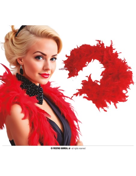 Donna con boa di piume rosse voluminoso e accessori glamour per feste