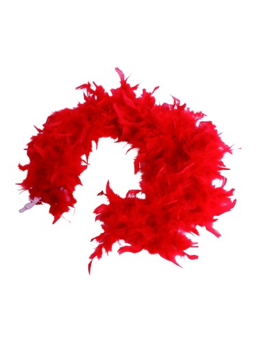 Donna con boa di piume rosse voluminoso e accessori glamour per feste