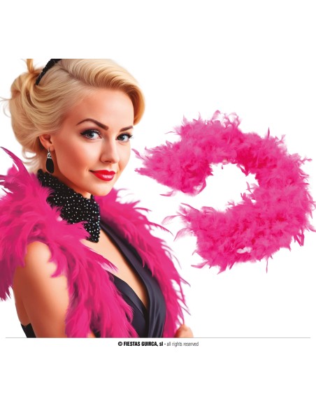 Boa di piume fucsia indossato da donna bionda per costume di Carnevale o spettacolo teatrale