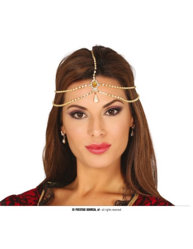 Diadema anni 20 dorata con perle e pendente centrale indossata su fronte femminile per costume vintage