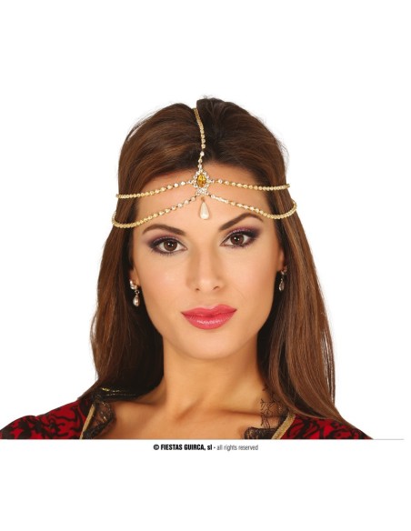 Diadema anni 20 dorata con perle e pendente centrale indossata su fronte femminile per costume vintage