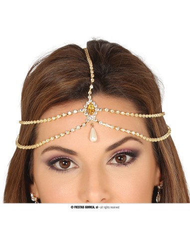 Diadema anni 20 dorata con perle e pendente centrale indossata su fronte femminile per costume vintage