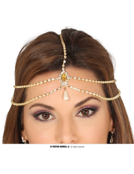 Diadema anni 20 dorata con perle e pendente centrale indossata su fronte femminile per costume vintage