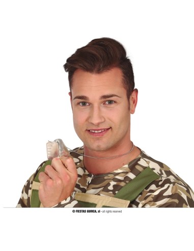 Collana militare con due piastrine identificative argentate indossata da uomo in mimetica