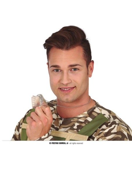 Collana militare con due piastrine identificative argentate indossata da uomo in mimetica