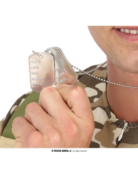 Collana militare con due piastrine identificative argentate indossata da uomo in mimetica