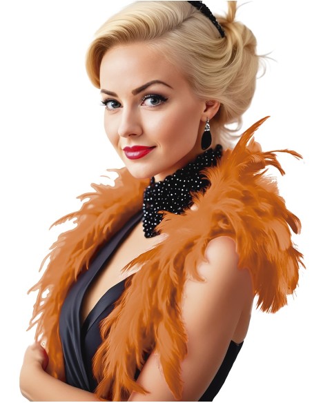Donna bionda con boa di piume arancioni e collana nera per feste a tema vintage