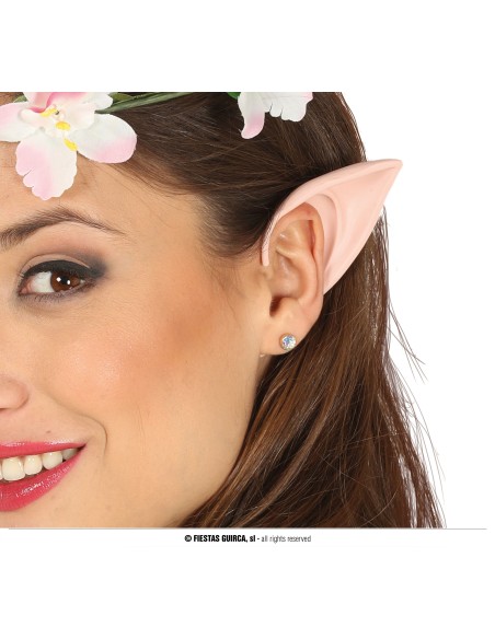 Orecchie appuntite da elfo applicate su donna con fiore tra i capelli per costume fantasy