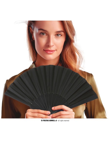 Ventaglio nero in tessuto aperto tenuto da donna per costumi e feste eleganti