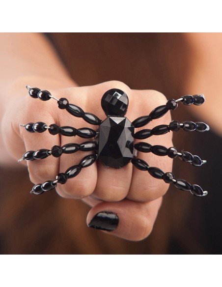 Anello ragno gotico nero con perline e pietra centrale indossato su mano femminile per Halloween