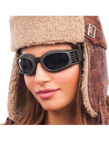 Occhiali aviatore neri indossati con cappello vintage per costume