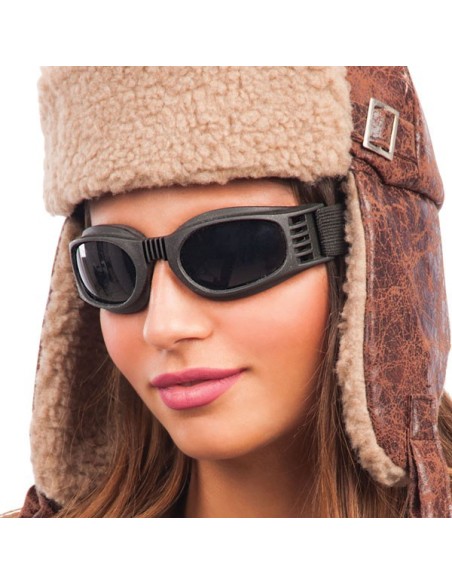 Occhiali aviatore neri indossati con cappello vintage per costume