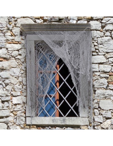 Tenda stracciona grigia logora appesa a finestra con grate per decorazioni scenografiche Halloween teatro