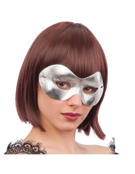 Maschera farfalla argentata metallizzata indossata da donna con capelli castani per feste eleganti
