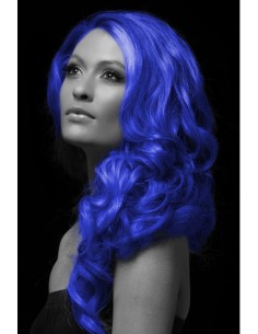 Donna con capelli blu brillanti colorati con lacca spray per travestimenti e feste a tema