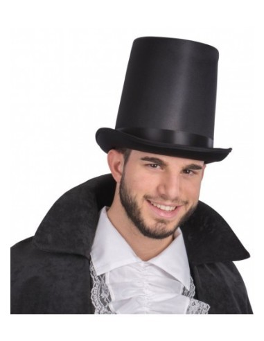 Cilindro nero elegante in raso indossato da uomo con camicia bianca per costume da gentiluomo